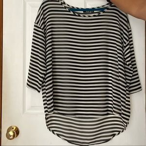 Mesh 3/4 sleeve shirt.